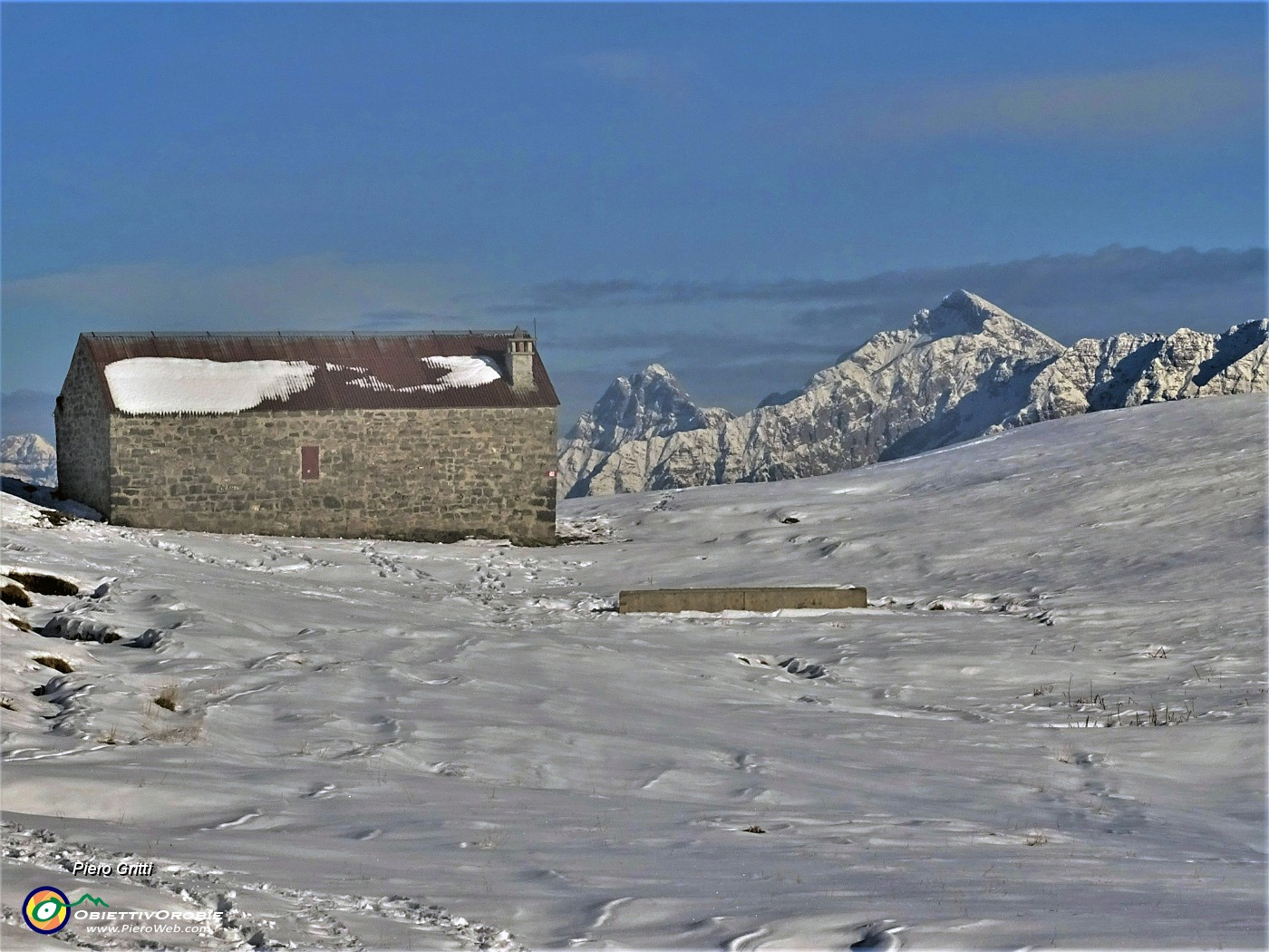 65 Baita  Cabretondo (1869 m) con vista in Arera e Presolana.JPG -                                